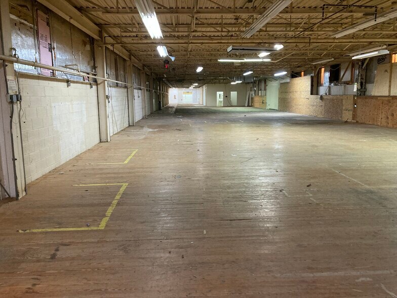 More Photos Of 221 S 31st St, Kenilworth Warehouse For Lease