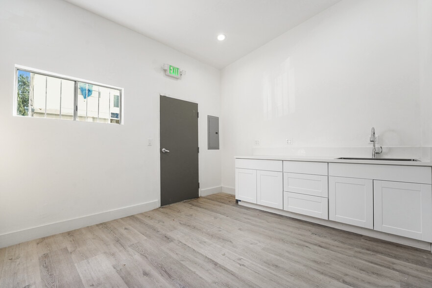 More Photos Of 5310-5314 Laurel Canyon Blvd, Valley Village Freestanding For Sale