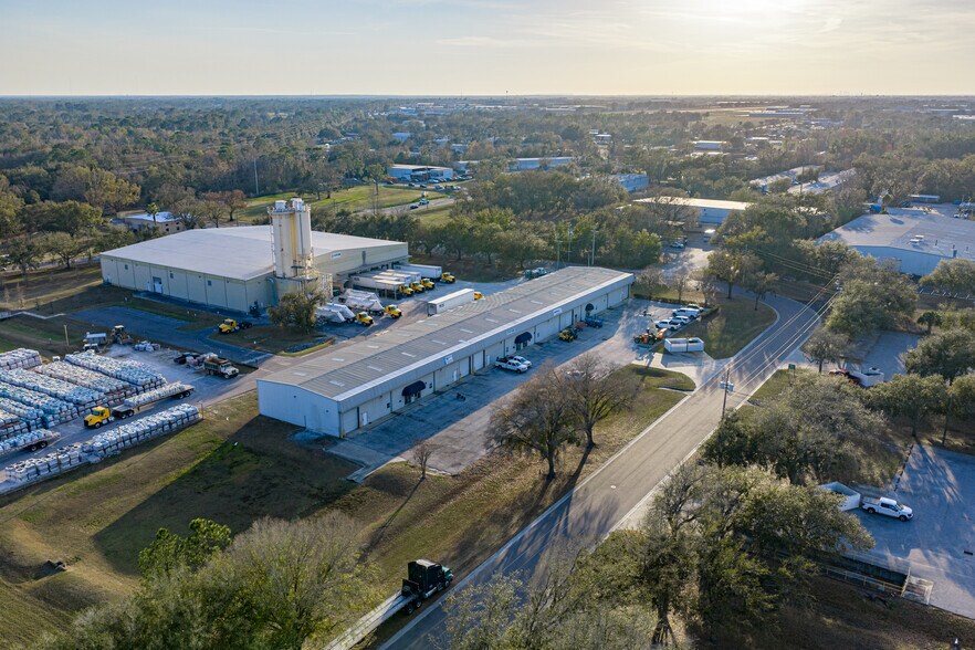 More Photos Of 2007 Wood Ct, Plant City Warehouse For Sale
