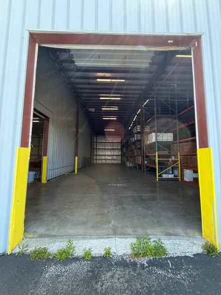 More Photos Of 5699 Maelou Dr, Hamburg Warehouse For Lease