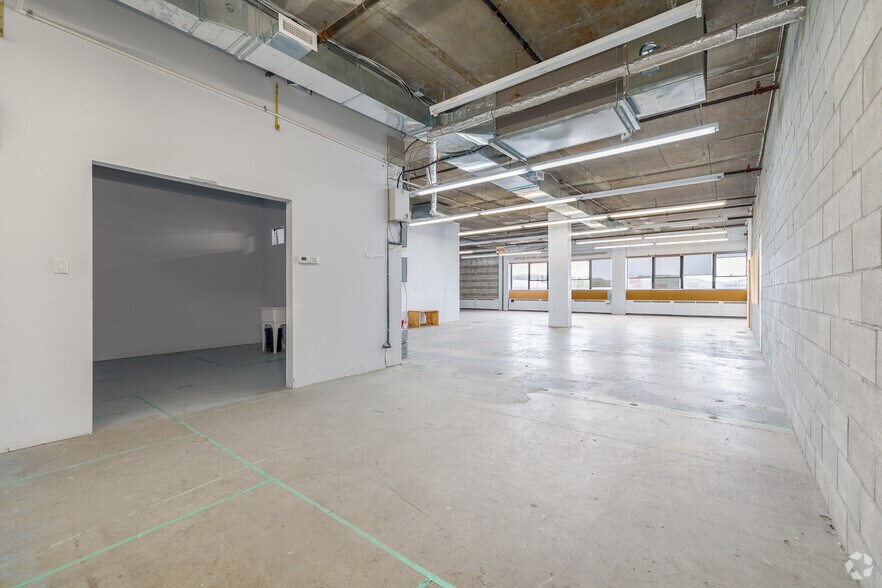 More Photos Of 5550 Rue Fullum, Montréal Loft Creative Space For Lease