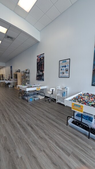 More Photos Of 2775 Tyrone Blvd N, Saint Petersburg General Retail For Lease