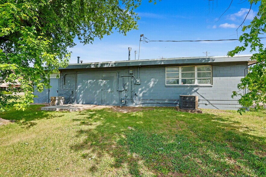 More Photos Of 1601 N State St, Augusta Office For Sale