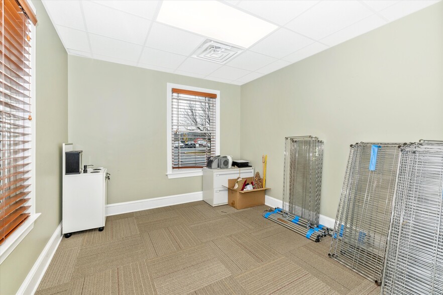 More Photos Of 925 N East St, Frederick Bank For Lease