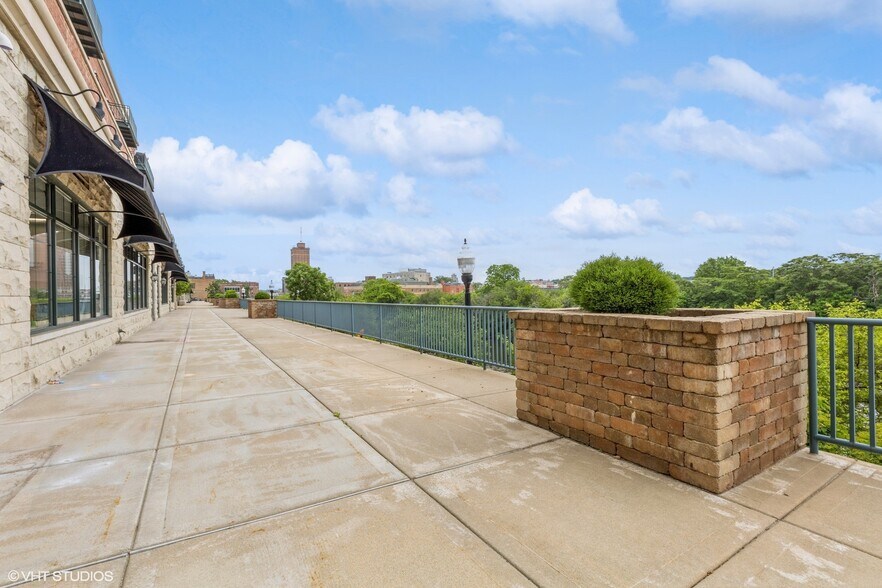 More Photos Of 140 S River St, Aurora Unknown For Lease