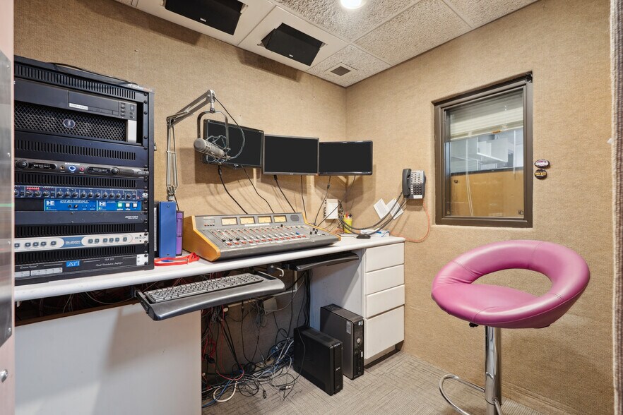 More Photos Of 512 Jefferson Street, Waterloo Office Residential For Sale