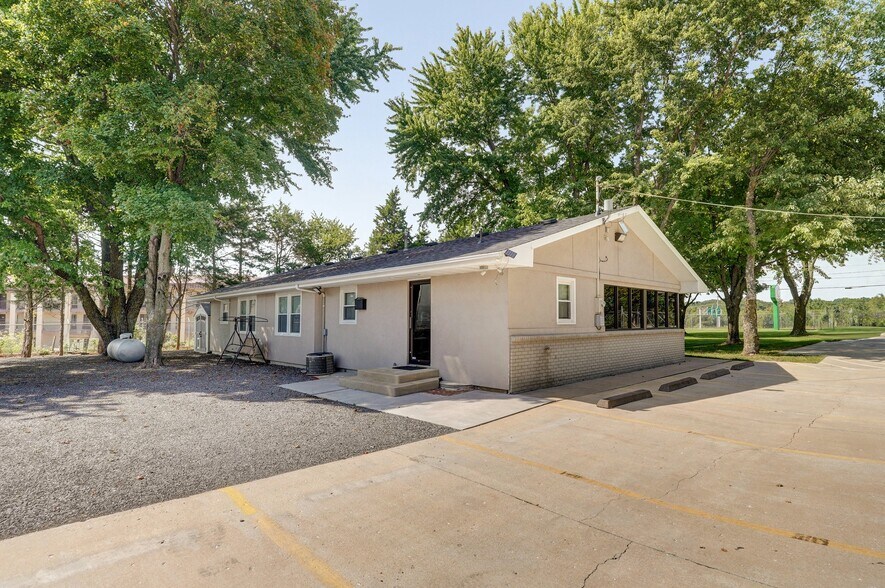 More Photos Of 3560 E Evergreen St, Springfield Office For Sale