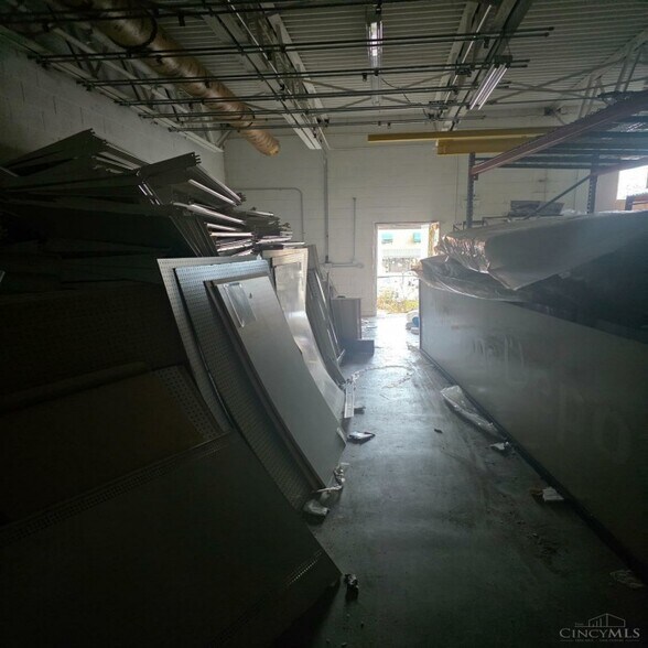 More Photos Of 3817 N Bend Rd, Cincinnati Warehouse For Lease