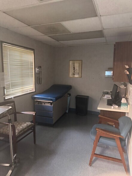 More Photos Of 450 S Chamberlain Ave, Rockwood Office For Sale