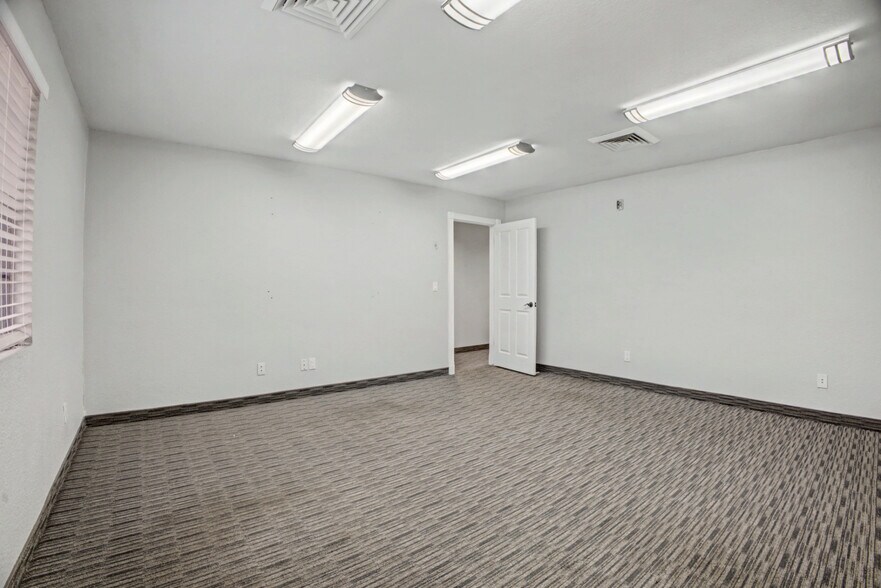 More Photos Of 555 W University Dr, Mesa Office For Lease