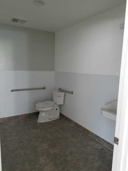 More Photos Of 18215-18217 Parthenia St, Northridge Storefront For Lease