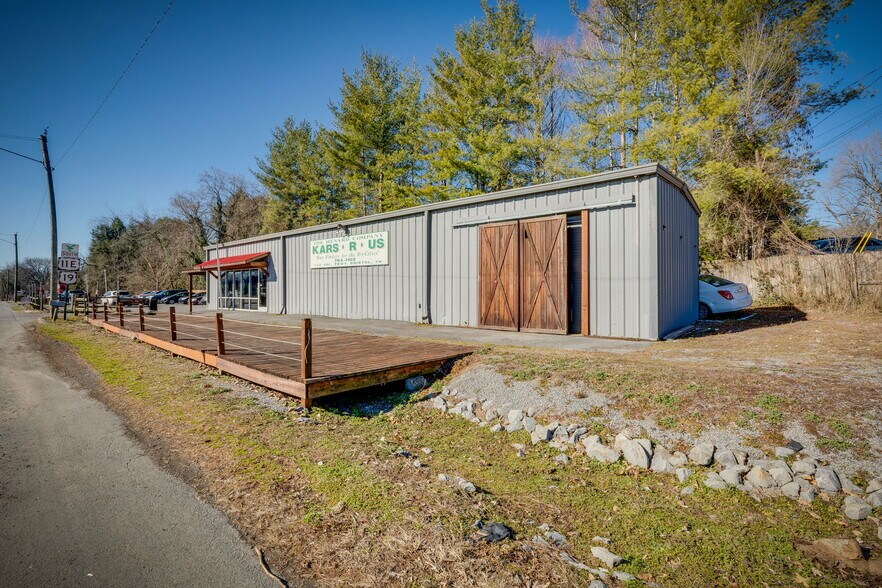 More Photos Of 710 Volunteer Pky, Bristol Storefront Retail Office For Sale