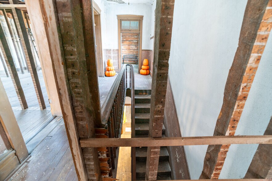 More Photos Of 217 W Main St, Washington General Retail For Sale