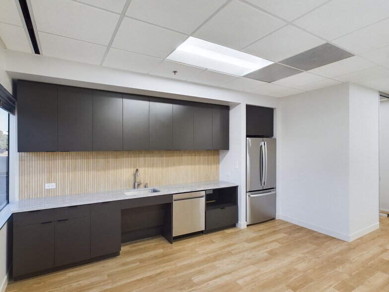 More Photos Of 2301 E Lamar Blvd, Arlington Unknown For Lease