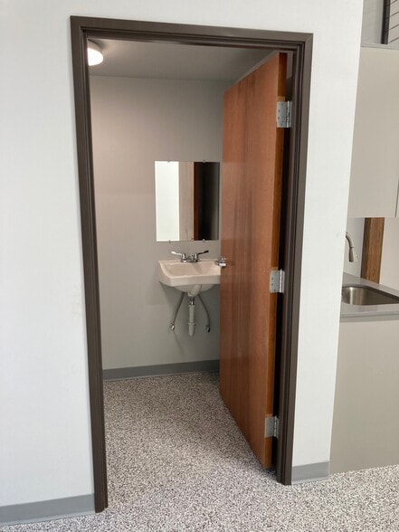 More Photos Of 17811 Davenport Rd, Dallas Distribution For Lease