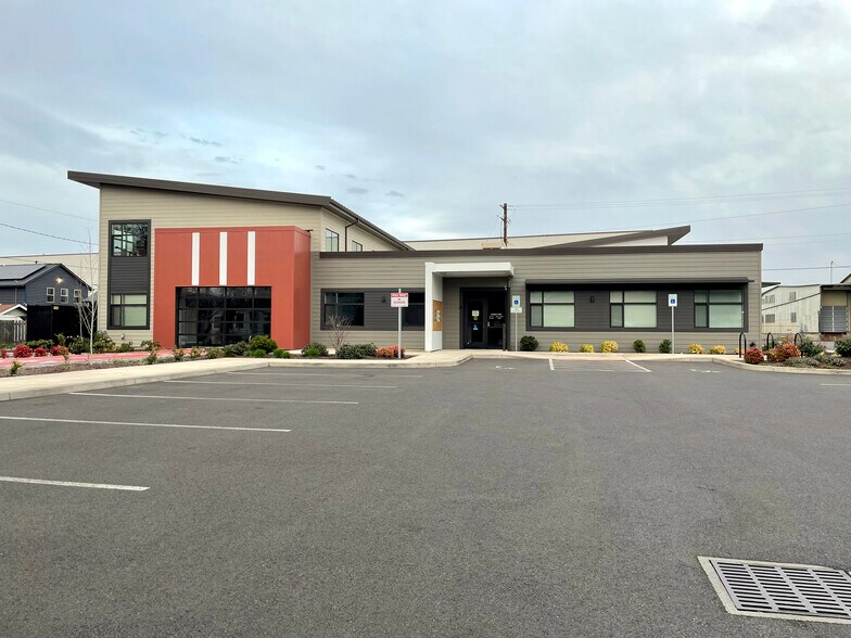 More Photos Of 1025 2nd St NW, Salem Medical For Sale