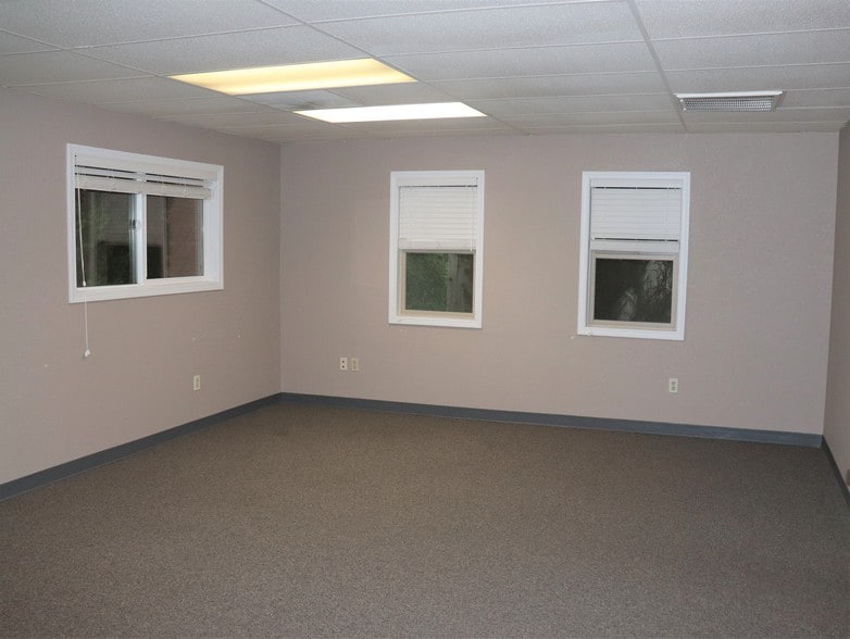 More Photos Of 2316 E Portland Rd, Newberg Storefront Retail Office For Sale
