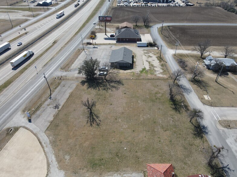 More Photos Of 103 S Stemmons St, Sanger Office For Lease