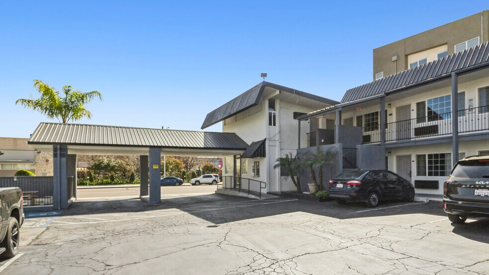 Primary Photo Of 2127 Inyo St, Fresno Hotel For Sale