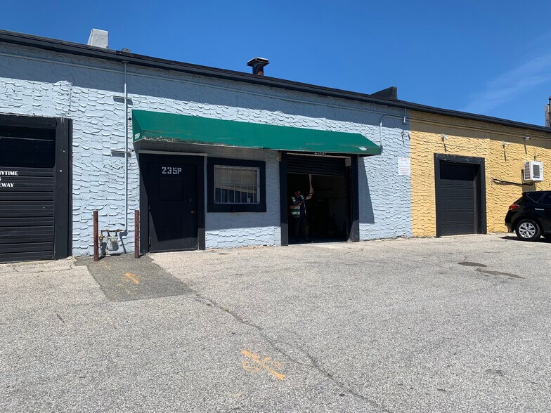 More Photos Of 235 Robbins Ln, Syosset Warehouse For Lease