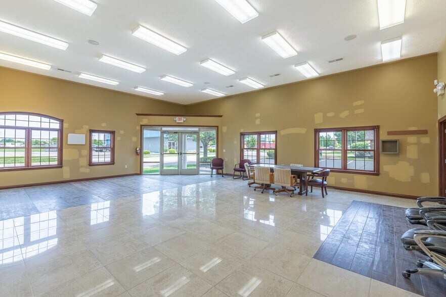 More Photos Of 869 W 2nd St, Xenia Showroom For Lease