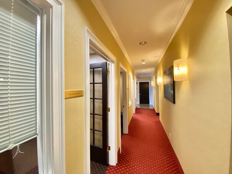 More Photos Of 25 Nassau Ln, Island Park Office For Sale