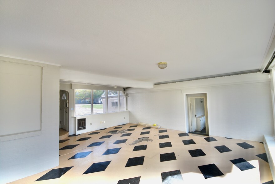 More Photos Of 1651 Hollywood Dr, Jackson Office For Sale