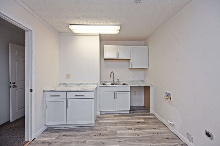 More Photos Of 9101 N Dixie Dr, Dayton Storefront Retail Office For Sale