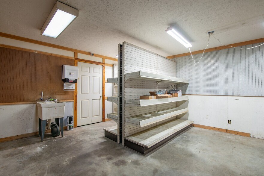 More Photos Of 641 Highland Ave, Vine Grove Freestanding For Sale