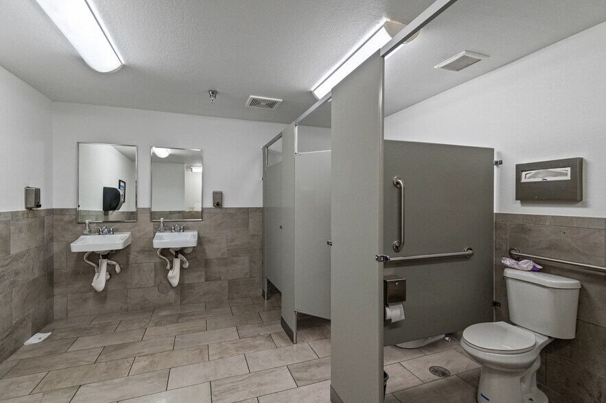More Photos Of 2410 W Royal Palm Rd, Phoenix Light Manufacturing For Sale