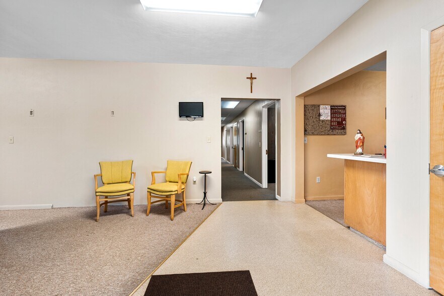 More Photos Of 712 S Pearl St, New London Office For Sale