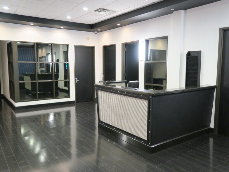 More Photos Of 5900 Schumacher Ln, Houston Auto Repair For Lease