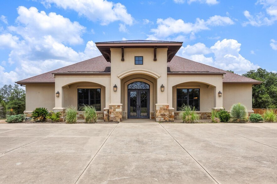 More Photos Of 105 Applewood Dr, Cedar Creek Office For Lease