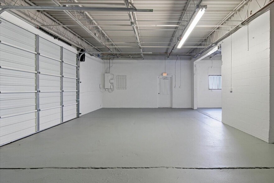 More Photos Of 4918 W 21st St, Tulsa Warehouse For Lease