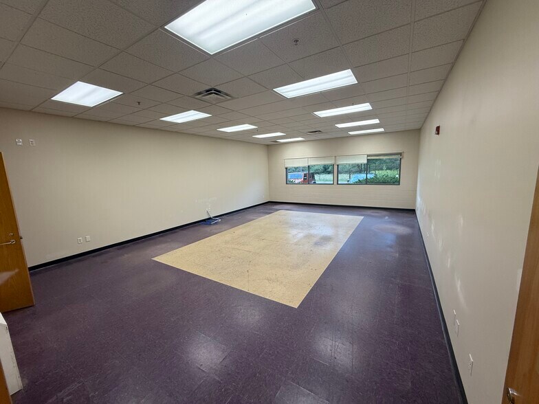 More Photos Of 9219-9255 E River Rd NW, Coon Rapids Flex For Lease