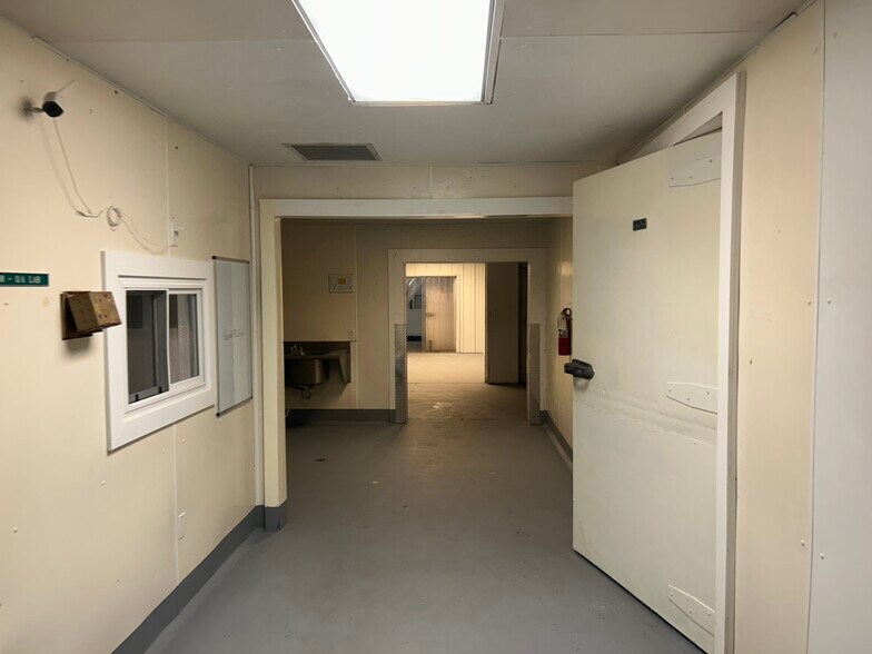 More Photos Of 174 NW 9th ave, Mulberry Distribution For Sale