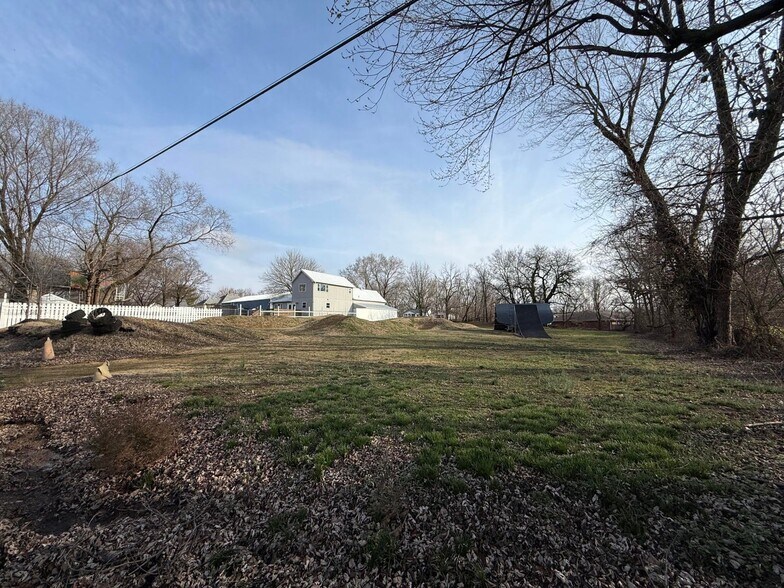 More Photos Of 615 W Benton St, Buffalo Flex For Sale