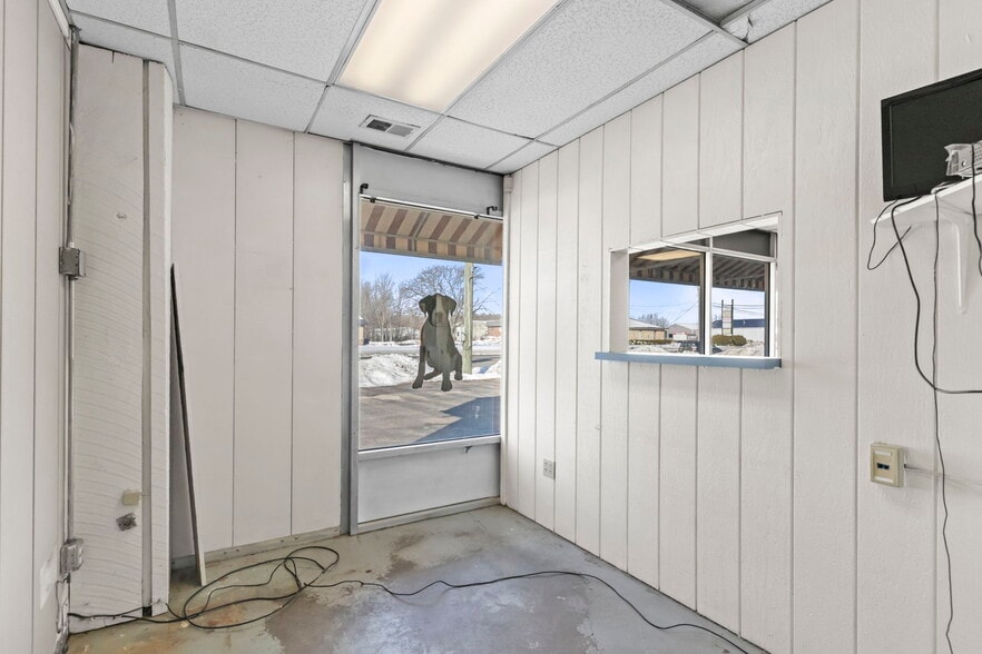 More Photos Of 2929 Clifty Dr, Madison Flex For Sale