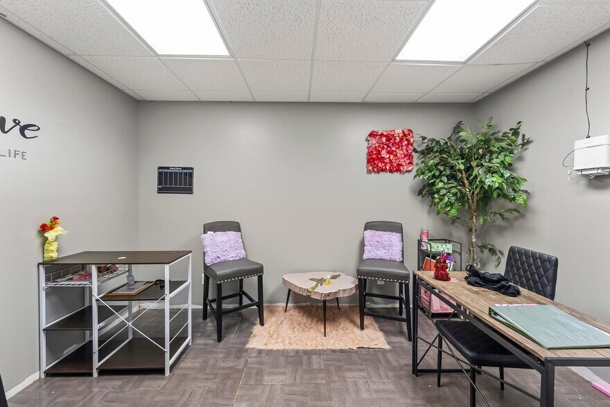 More Photos Of 909-911 Milton Rd, Alton Flex For Sale