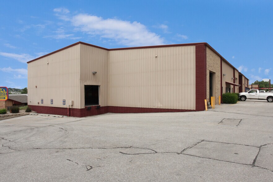 Primary Photo Of 14007-14015 Industrial Rd, Omaha Light Distribution For Lease