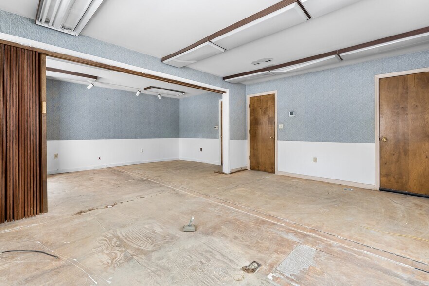 More Photos Of 76 Maple St, Manchester Office For Sale