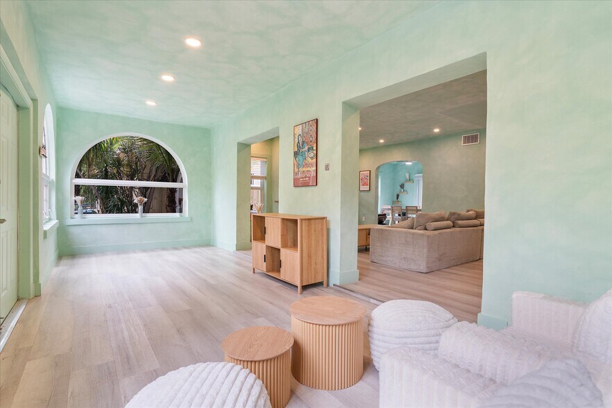 More Photos Of 22 NE 44th St, Miami Office Residential For Lease
