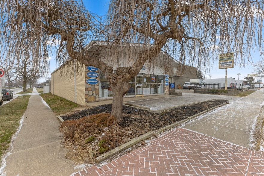 More Photos Of 24101 W Warren St, Dearborn Heights Freestanding For Sale