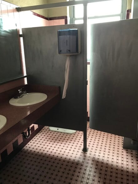 More Photos Of 4616 W Fullerton Ave, Chicago Light Manufacturing For Sale