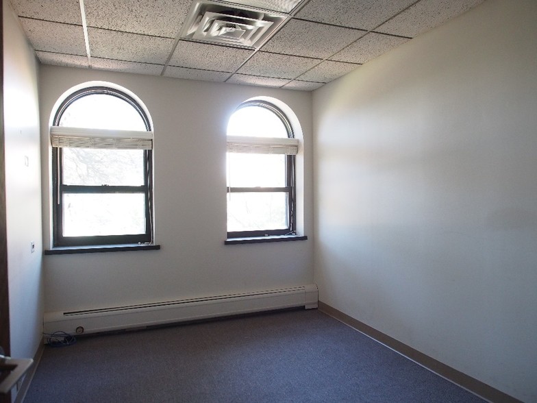 More Photos Of 329-331 S York Rd, Bensenville Daycare Center For Lease