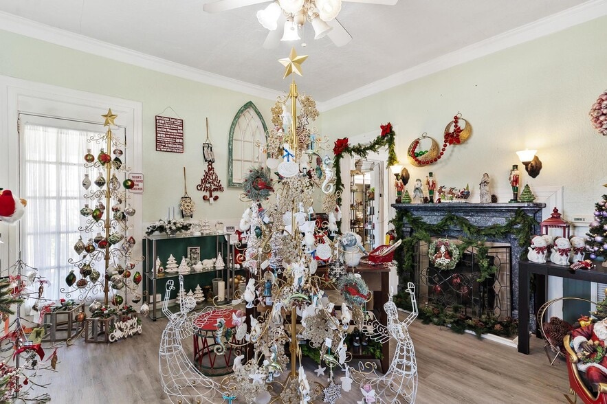 More Photos Of 1024 W Main St, Leesburg Storefront Retail Residential For Sale