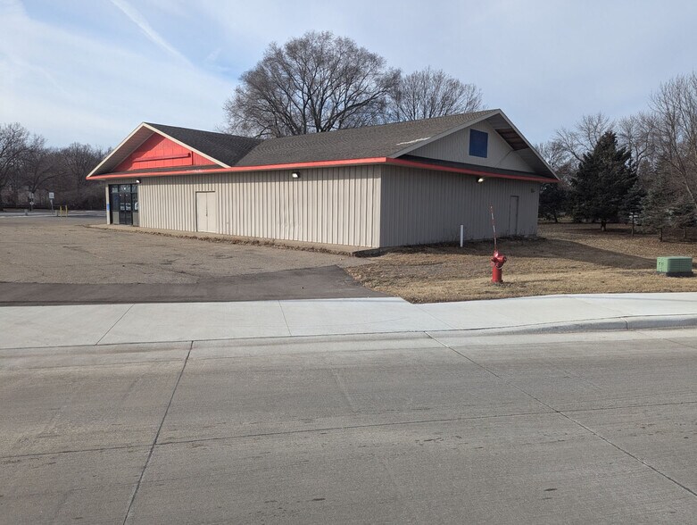 More Photos Of 151 W St Julien St, Saint Peter Freestanding For Sale