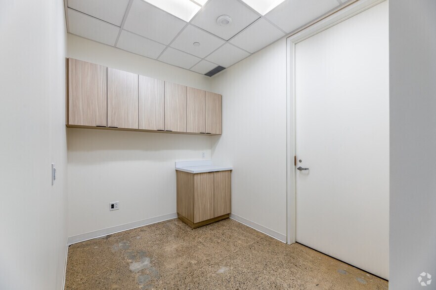 More Photos Of 390 Bay St, Toronto Office For Lease