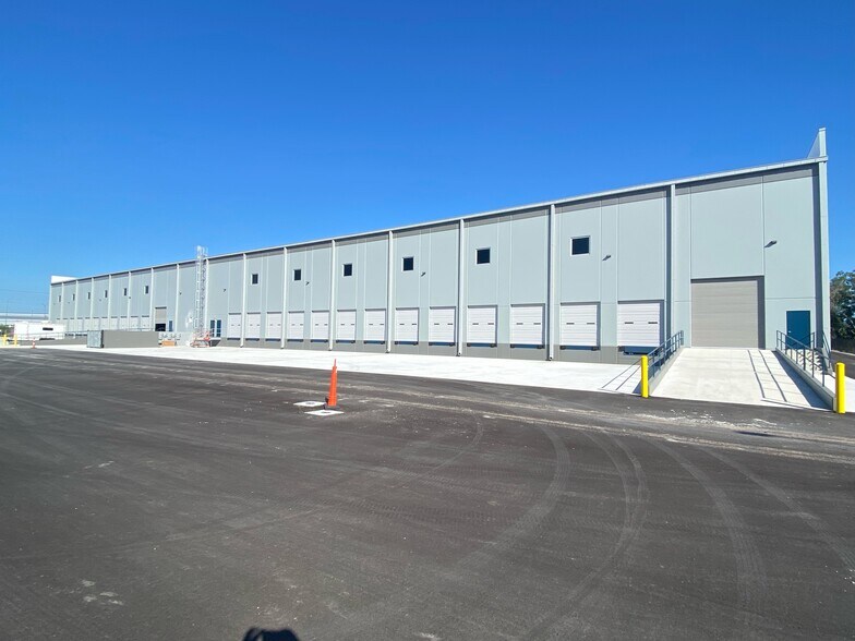 More Photos Of 1211 Old Hopewell Rd, Tampa Warehouse For Lease