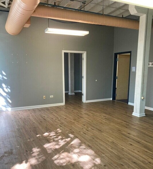 More Photos Of 1633 N Hamlin Ave, Chicago Office For Lease